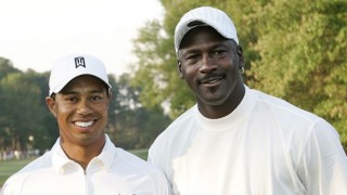 Боксьорът Флойд Мейуедър спечели категорично супер сблъсъка с Конър МакГрегър