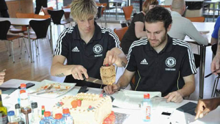 Торес хвали Силва и Мата