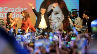Кандидатът на опозицията перонистът Алберто Фернандес печели президентские зибори