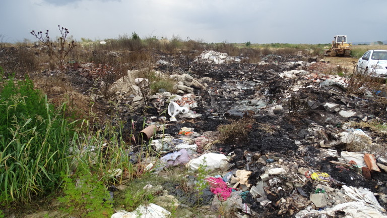Извозиха над 100 кг опасни отпадъци от незаконно сметище в Пазарджик