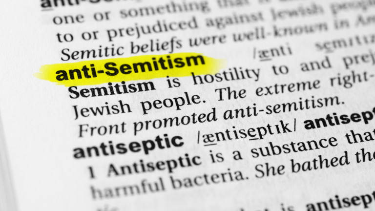 Традиционният антисемитизъм се връща, показва световно проучване, цитирано от Гардиън.