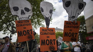 Хиляди демонстранти излязоха по улиците на френската столица Париж и