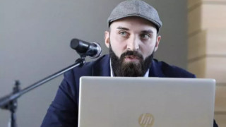 Управителят на клубния магазин на Левски Пламен Петров говори пред