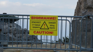 Напрежение на Шипка: Протестиращи блокираха камион с каменни плочи