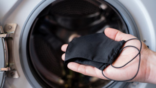 Предпазните маските за лице продължават да бъдат задължителни когато ги