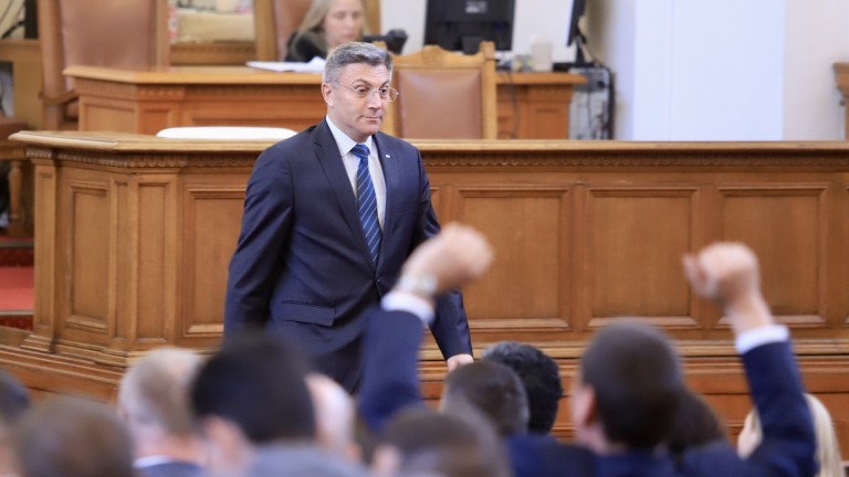 Народното събрание (НС) изключи бившия председател на ДПС Мустафа Карадайъ