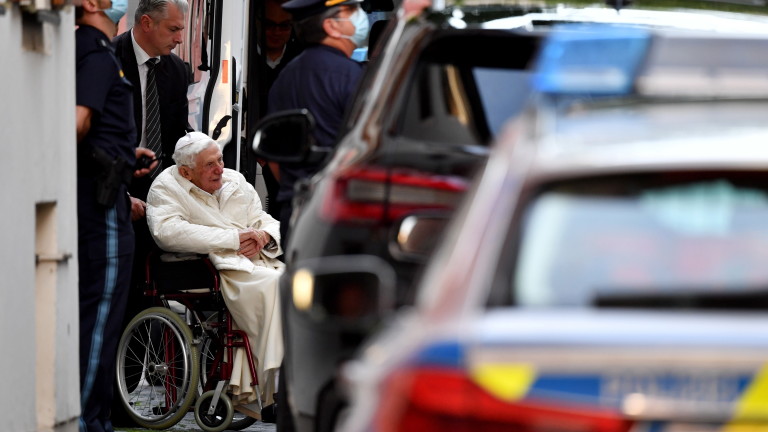 Папата Бенедикт XVI се е разболял след пътуване до родната
