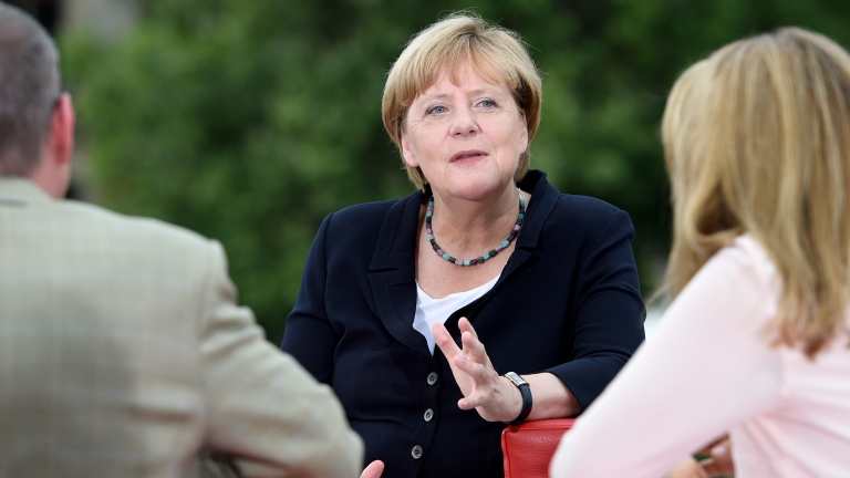 Подкрепата за Меркел удари ново дъно