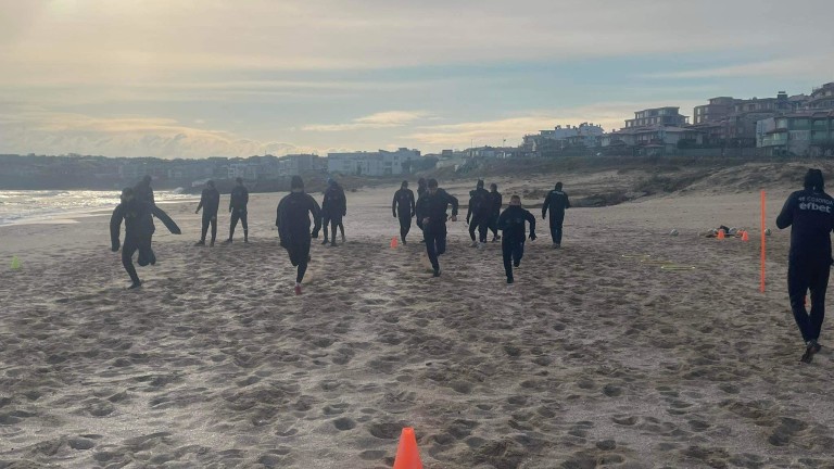 Футболистите на Созопол проведоха тренировка на плажната ивица в едноименния