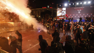 Десетки арести и 13 ранени след бурните студентски протести в Албания