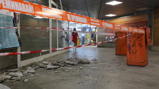 Таванът на наскоро ремонтиран подлез в София напът да се срути