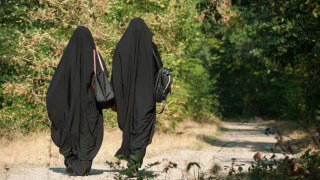 Франция забранява традиционни ислямски рокли в учлищата