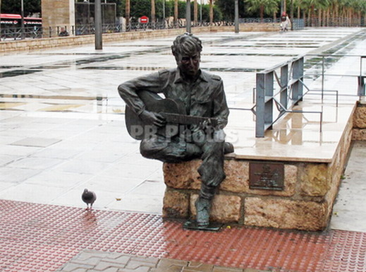 Испански вандали съсипаха статуя на Джон Ленън
