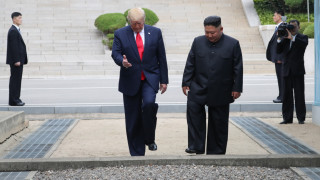 Доналд Тръмп и Ким Чен ун се срещнаха на междукорейската граница Лидерите