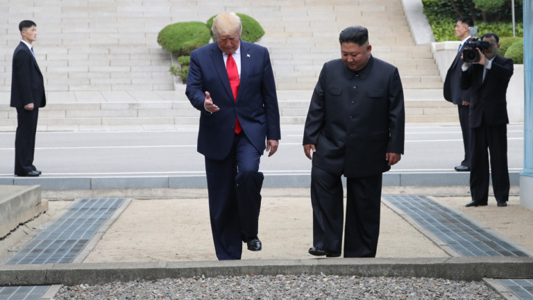 Доналд Тръмп и Ким Чен-ун се срещнаха на междукорейската граница.