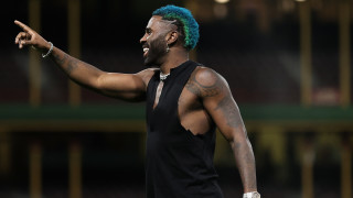 Джейсън Деруло циментира статута си на поп звезда след като