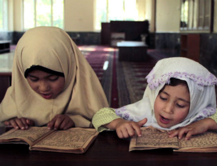 Деца изучават Корана в нелегални ислямски пансиони
