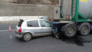 Кола се заби в цистерна край Железница