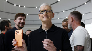 Apple работи върху нови сателитни функции за iPhone пише Bloomberg