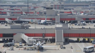 Хиляди полети на най-натовареното летище в света са отменени заради урагана Ирма