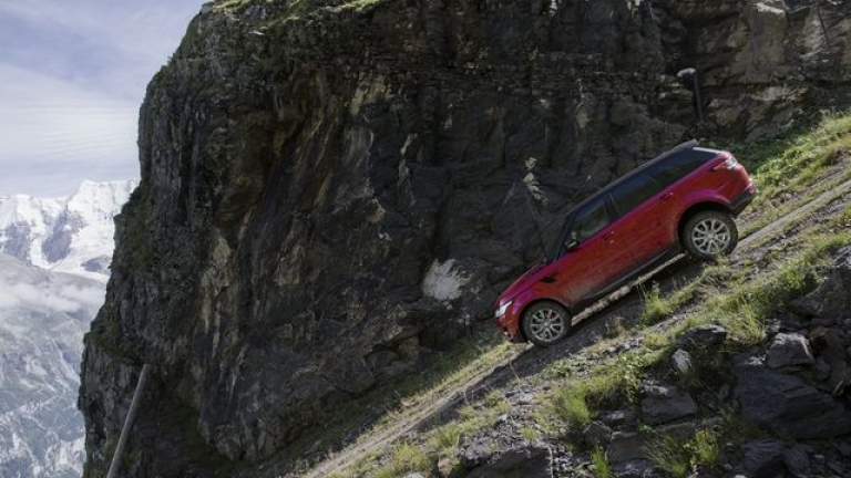 Range Rover демонстрира майсторство в ски спускането (ВИДЕО)