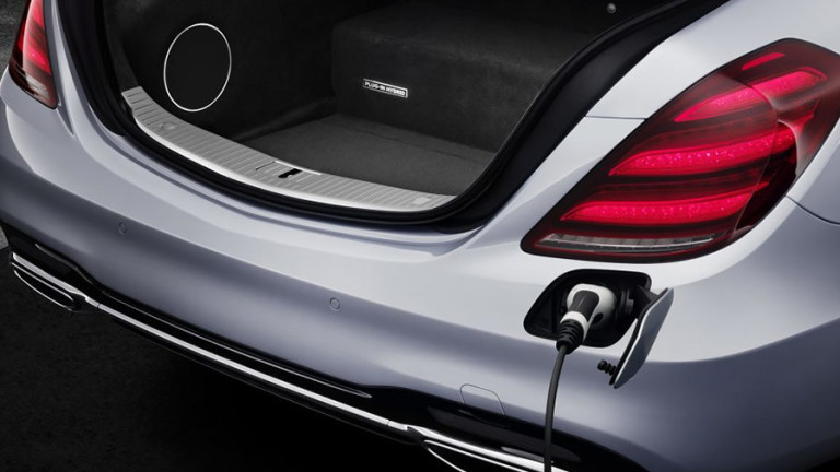 Хибриден вариант на луксозния седан Mercedes S-Class се сравнява по