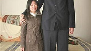 Най-високият мъж се ожени за 1/3 по-ниска