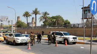 Най малко две ракети Катюша са били изстреляни по военна база