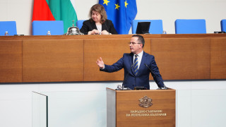От парламентарната група на Възраждане са притеснени че теглим заеми