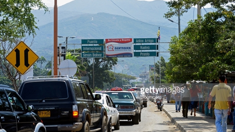 500 венецуелки щурмуваха границата с Колумбия, за да напазаруват