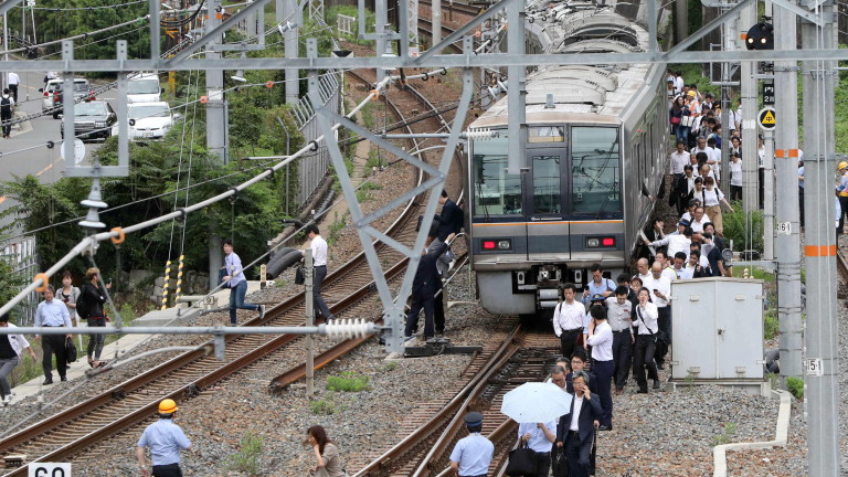 Мощен трус в Осака, най-малко трима са загинали