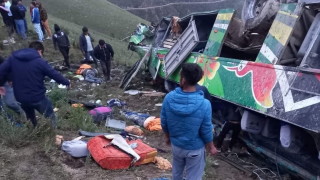 20 жертви и десетки ранени след падане на автобус в пропаст в Перу