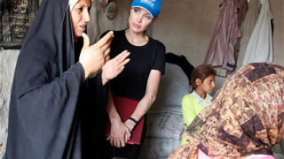 Анджелина Джоли в Ирак: Едва ли бих оцеляла тук