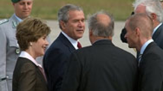 Буш се среща с Путин преди Г-8