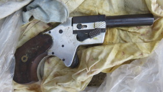 Криминалисти иззеха голямо количество канабис незаконно оръжие боеприпаси и взривни