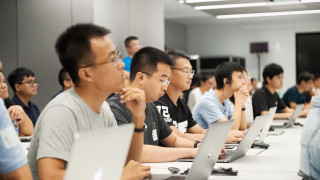 Apple "краде" китайски програмисти