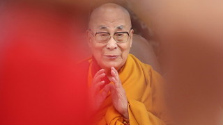 В събота Далай Лама увери че се възстановява добре след