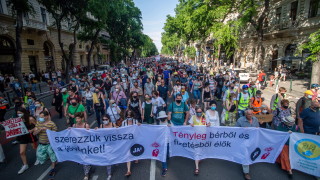 Десетки хиляди унгарци демонстрираха в събота в столицата на страната