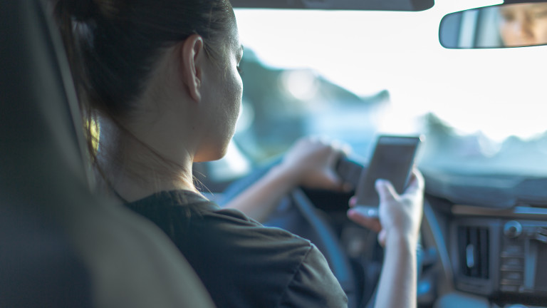 30% от младите шофьори у нас пишат на телефоните си зад волана