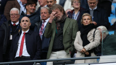 Фенове на Манчестър Юнайтед с банер срещу сър Джим Ратклиф