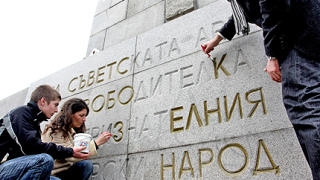 Младите социалисти чистят паметници, без да подбират