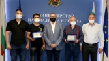 Министър Кузманов награди Рухан Расим за бронзовия орден от Европейското състезание по битка до 23 година 