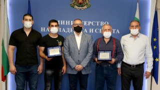 Министърът на младежта и спорта Андрей Кузманов награди с почетен
