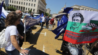 С надути клаксони и знамена коли на Синдикат Защита тръгнаха