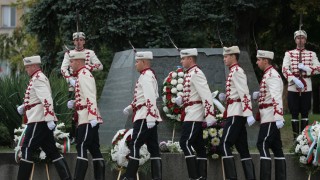 С тържествена церемония и поднасяне на цветя и венци в