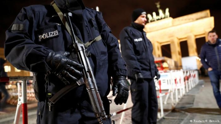 Австрийската полиция разкри огромен тайник с автоматични оръжия, експлозиви и