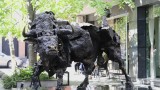 Когато съседът расте, а ти стоиш на едно място: Историята на две борси