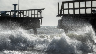 Близо 10 000 души са под заповед за евакуация а