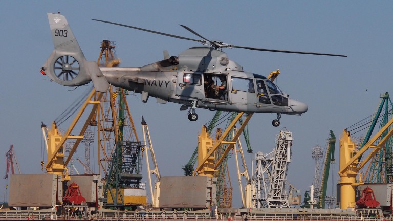 Военни пилоти тренираха спасяване на хора в морето край Варна