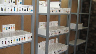 Полицията задържа 30 годишен мъж за над 1100 контрабандни парфюма съобщиха